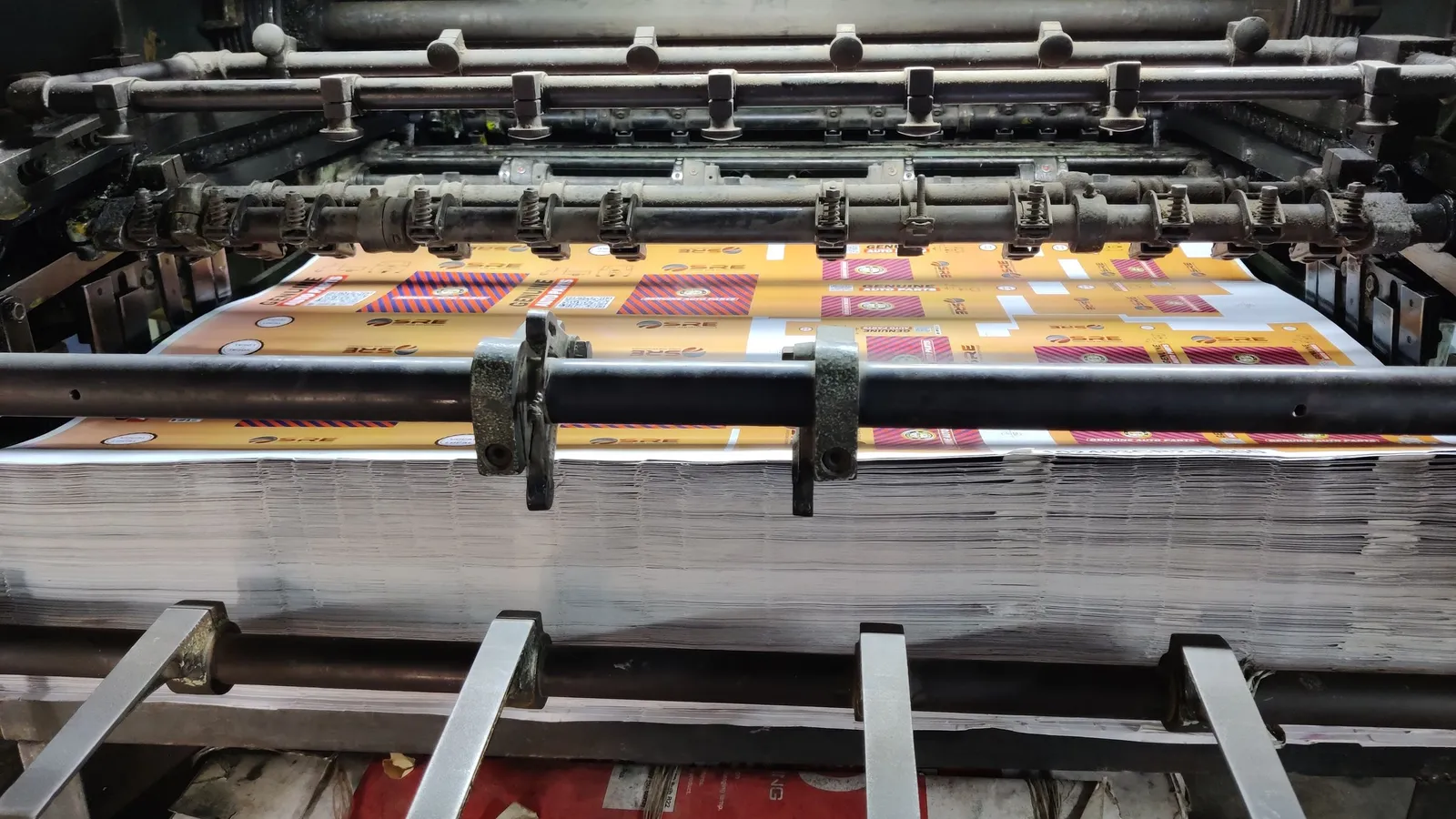 Offset press printing sheets on a print floor, the end point of a web-to-print API integration